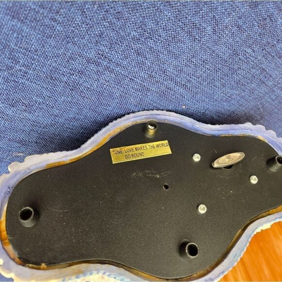 Classic Treasures Horse Carousel Moves Up And Down Love Makes The World Go Round - Picture 5 of 8